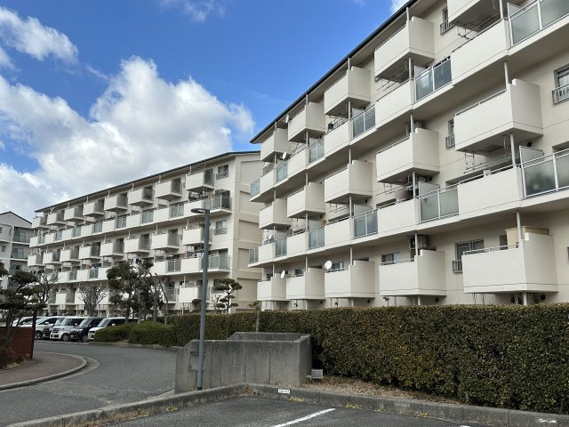 研究学園6団地・530号棟の外観