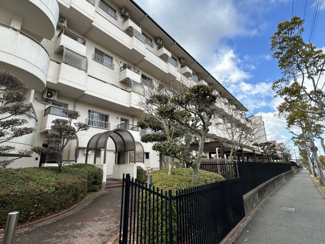 研究学園6団地・530号棟の外観