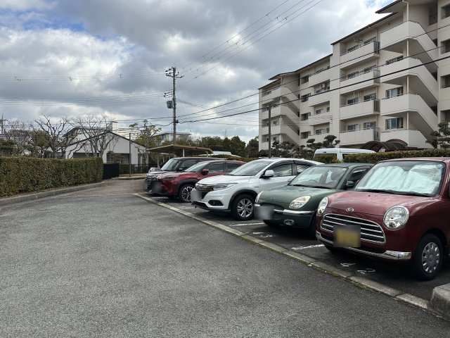 研究学園6団地・530号棟の駐車場