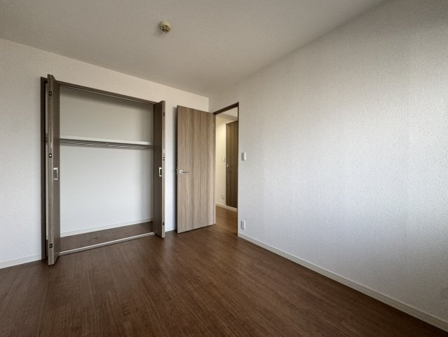 コープ宇部松山町マンションの洋室