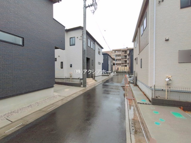 入間市下藤沢５丁目・全13棟　新築一戸建　2号棟　の前面道路含む現地写真