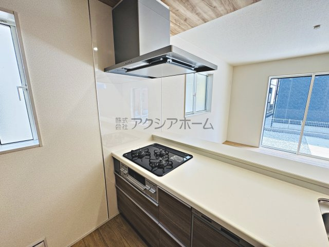 入間市下藤沢５丁目・全13棟　新築一戸建　2号棟　のキッチン|3口コンロ・レンジフード