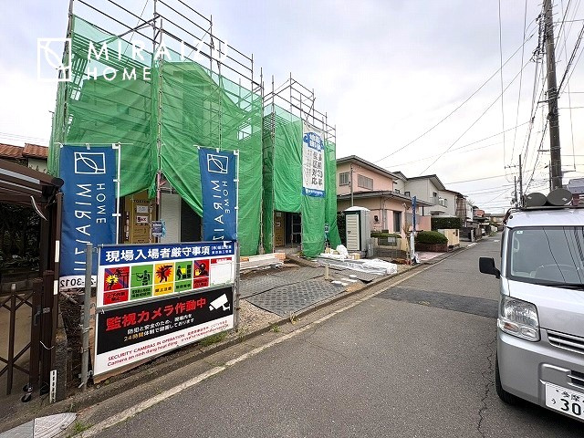 【前面道路含む現地写真】 | 大きな窓が特徴の南向きリビングでは、太陽光も沢山取り込むことが出来てお家の中にいても日光浴が可能ですね、開放的な空間です。インテリア選びも楽しそう、ご家族様で相談しながらインテリア配置も楽しみたいです