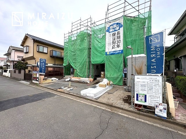 【周辺】 | 明るい光が取り入れられる空間設計のリビングです。インテリア配置もしやすい間取りです。壁や床の色と合わせて落ち着いたインテリアも選びたいですね♪グリーンを飾っても素敵だと思います。