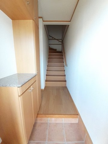 シェーンベルク土器Ｄの玄関|収納もある玄関です