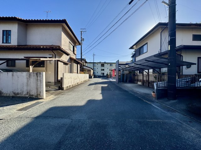 中央区和合町の前面道路含む現地写真|前面道路は車通りが少なく、出入りがしやすい環境です。