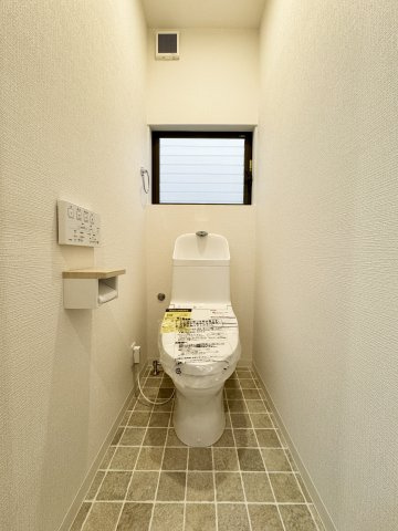 中央区和合町のトイレ|床のパネルがアクセントとなった、おしゃれなトイレです。