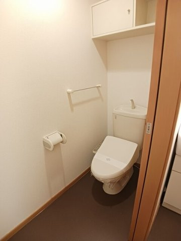 キャトルセゾンのトイレ|落ち着いた色調のトイレです