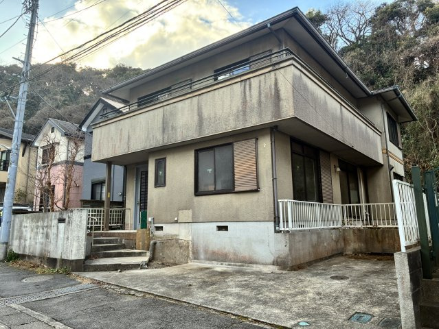 自然と調和する、癒しの邸宅の外観