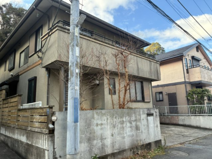 自然と調和する、癒しの邸宅の外観