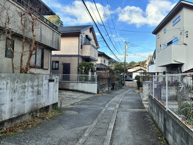自然と調和する、癒しの邸宅の前面道路含む現地写真