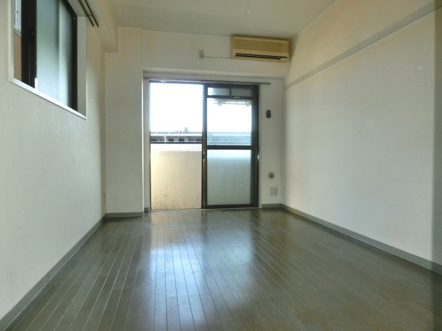 【居間・リビング】 | メインステージ西国分寺壱番館 | 南向きの明るい居室スペース。