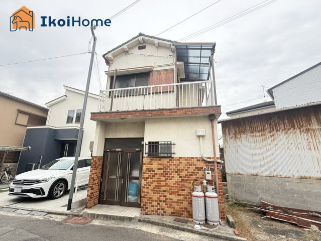 明石市南王子町　中古戸建のエントランス|●資料・カタログのご請求無料●スーパーやコンビニ、飲食店、病院など徒歩圏内の施設も多々あります。