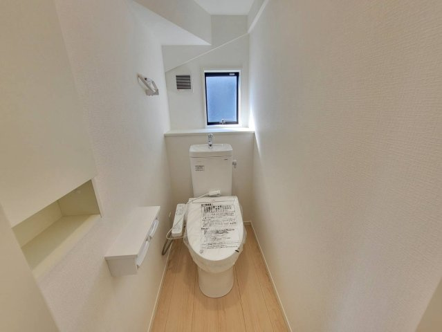 【Cradle garden】壬生町幸町 第6 全1棟のトイレ|〇トイレ〇
TOTOのウォシュレット♪清潔なトイレ空間を維持するために、汚れが付きにくく掃除も楽にできる「セフィオンテクト」加工便器です。
※2026年3月撮影

※2026年3月撮影
