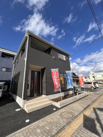 【Cradle garden】壬生町幸町 第6 全1棟の前面道路含む現地写真|〇1号棟【4LDK+カースペース２台】
「おもちゃのまち」駅まで徒歩約5分の好立地！生活利便施設も徒歩圏内に揃っています♪
お車縦列2台駐車可能で、南道路に面し陽当り良好♪
※2026年4月撮影