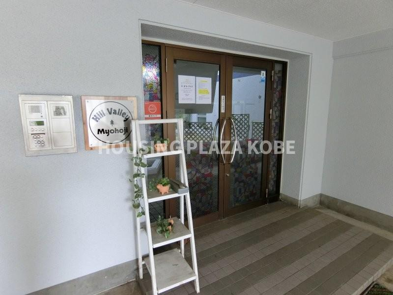 ヒルバレー妙法寺駅前のエントランス