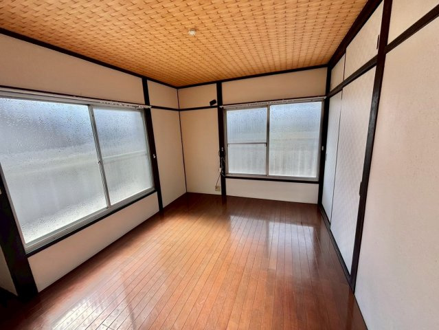 春日野町戸建の洋室