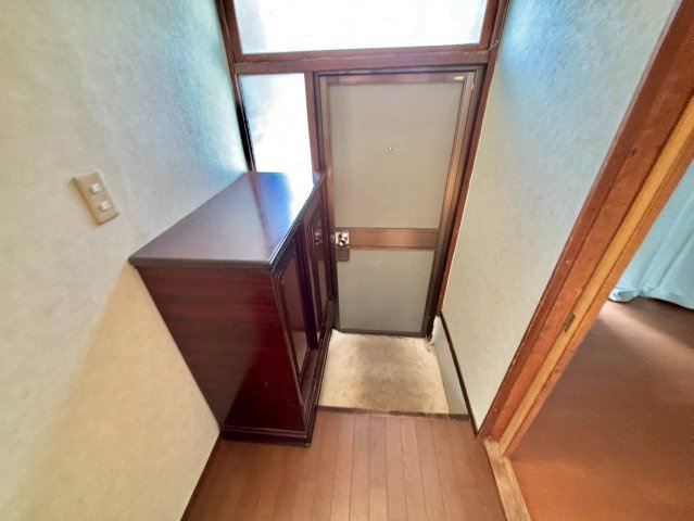 春日野町戸建の玄関