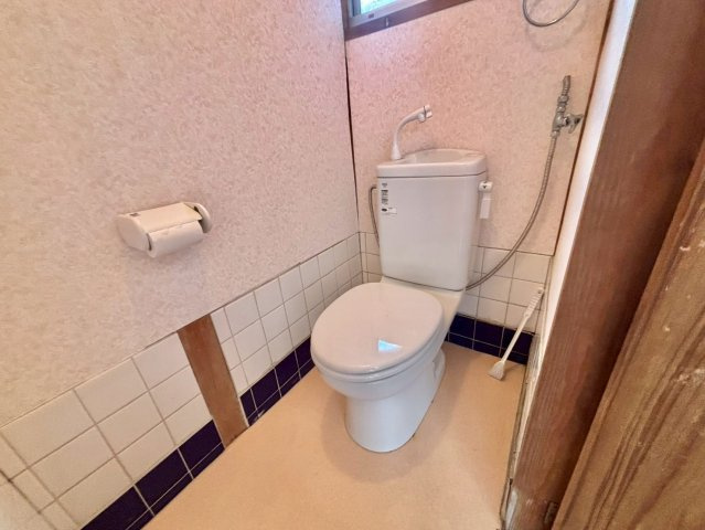 春日野町戸建のトイレ