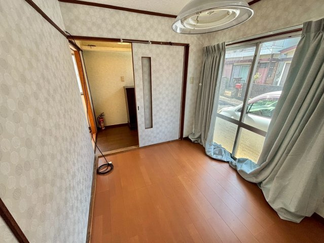 春日野町戸建の洋室