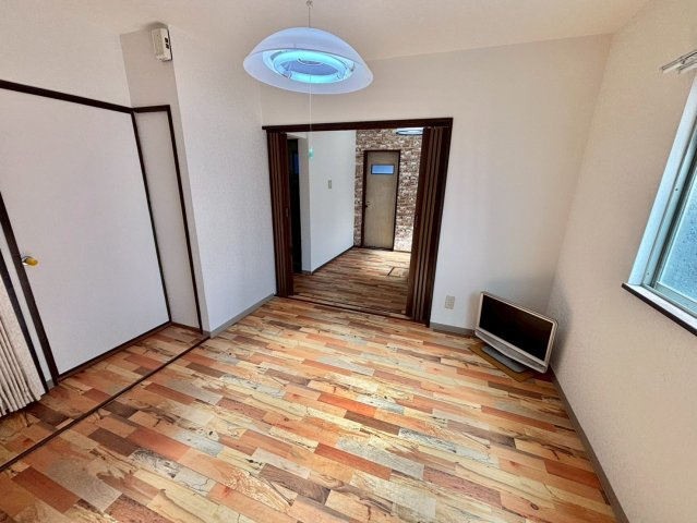 春日野町戸建の洋室