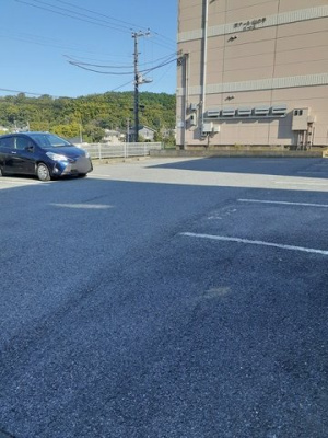 【駐車場】 | ボナール山の手パートⅡ | 駐車場があるので、車を買う予定の方も安心です