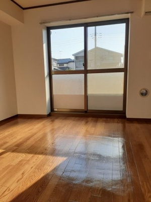 【居間・リビング】 | ボナール山の手パートⅡ | こちらの居間で趣味の時間をお楽しみください