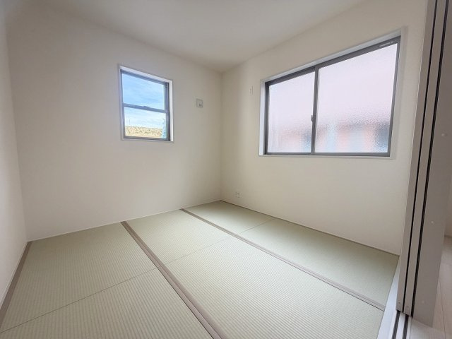 三郷市早稲田7丁目　新築戸建　全1棟の和室|マルチに使えるリビング横の和室4.5帖