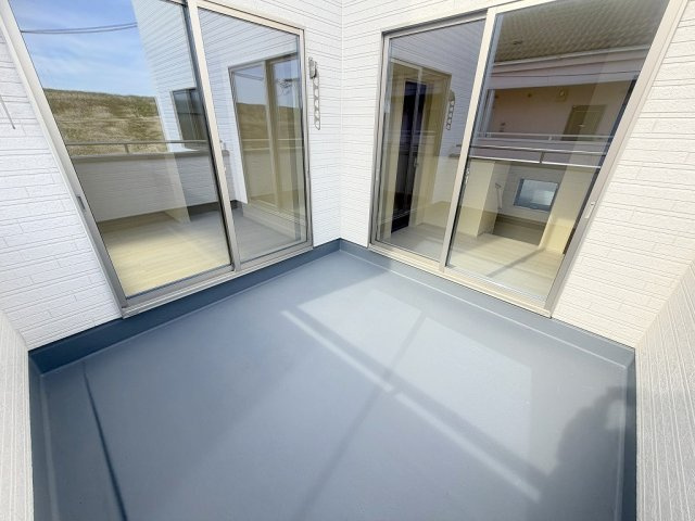 三郷市早稲田7丁目　新築戸建　全1棟のバルコニー|広々としたバルコニーで洗濯物はたっぷり干せます