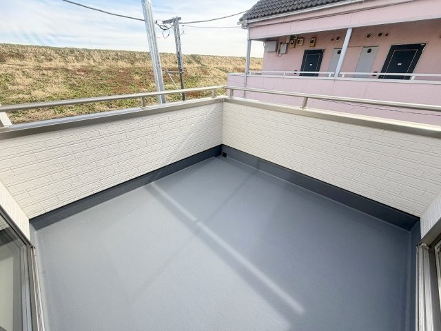 三郷市早稲田7丁目　新築戸建　全1棟のバルコニー|バルコニーからは土手が見えるので菜の花シーズンはとてもキレイです