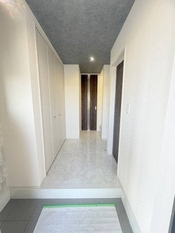 三郷市早稲田7丁目　新築戸建　全1棟の玄関|玄関から見た室内写真です。