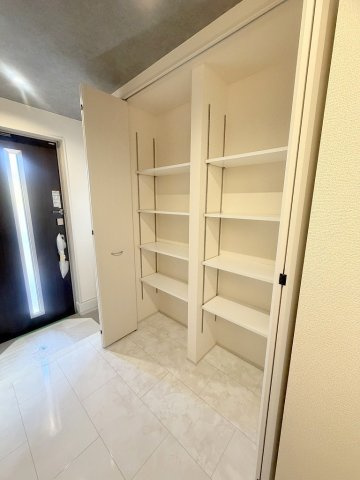 三郷市早稲田7丁目　新築戸建　全1棟の玄関|玄関には大型のシューズクロークが付いています♪