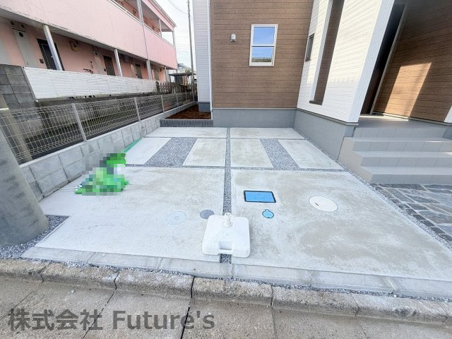 三郷市早稲田7丁目　新築戸建　全1棟の駐車場|カースペース並列2台分付き