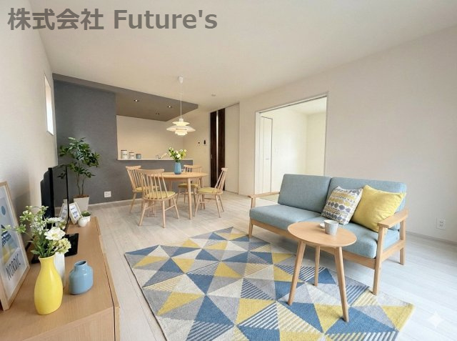 三郷市早稲田7丁目　新築戸建　全1棟の居間・リビング|現況の物件写真にCGによる画像処理を行っています。家具、家電、小物、カーテン等はイメージはCGです。