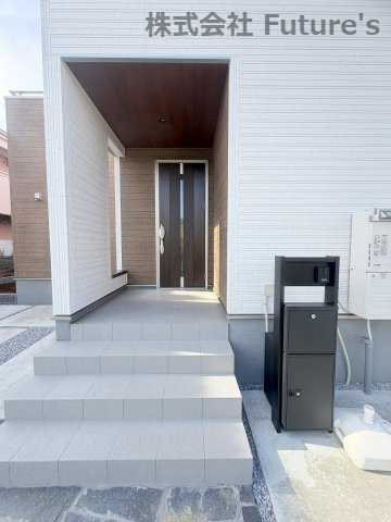 三郷市早稲田7丁目　新築戸建　全1棟のエントランス|不在時に便利な宅配BOXが付いています