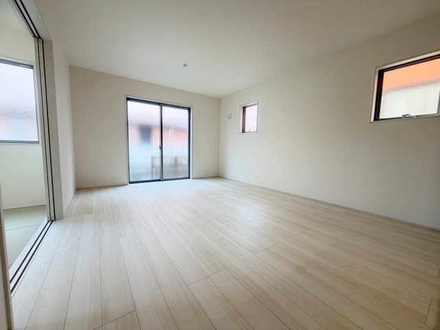 三郷市早稲田7丁目　新築戸建　全1棟の居間・リビング|ソファやダイニングセットを置いてもゆとりのある16帖のリビングです