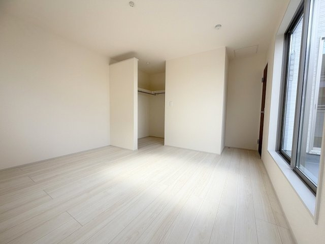 三郷市早稲田7丁目　新築戸建　全1棟の洋室|WICが付いた7.75帖の主寝室