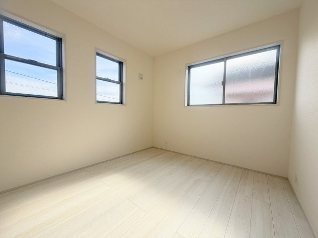 三郷市早稲田7丁目　新築戸建　全1棟の洋室|2面採光の明るい洋室5.5帖