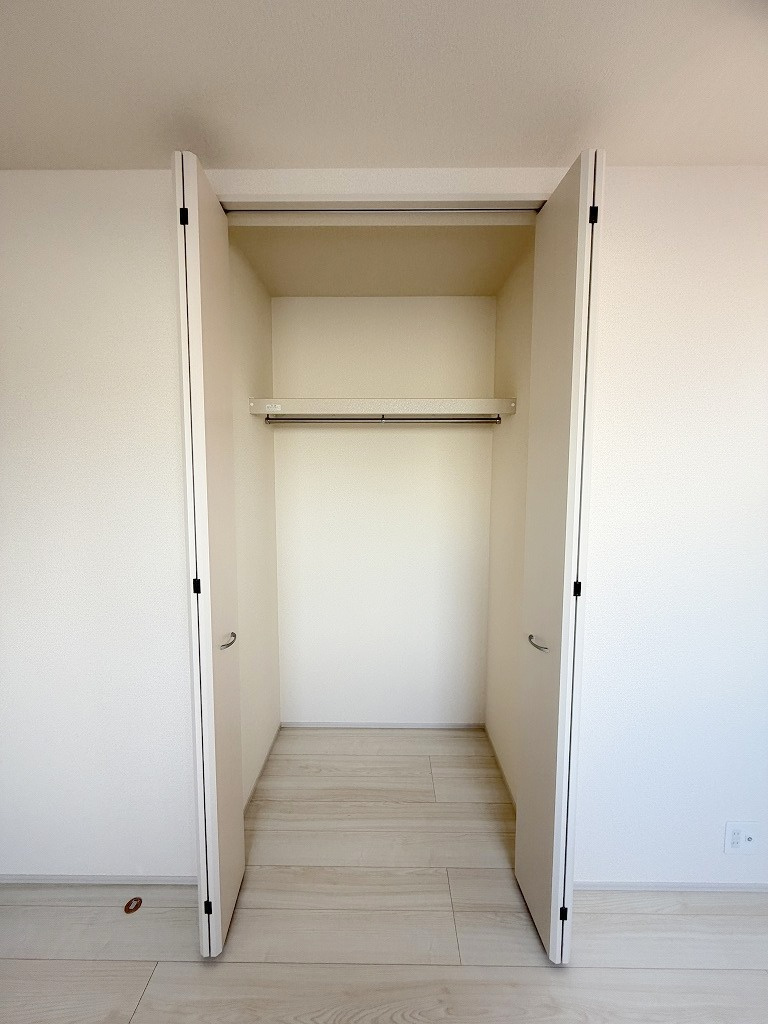三郷市早稲田7丁目　新築戸建　全1棟の収納|大切な衣類を収納できるクローゼット完備