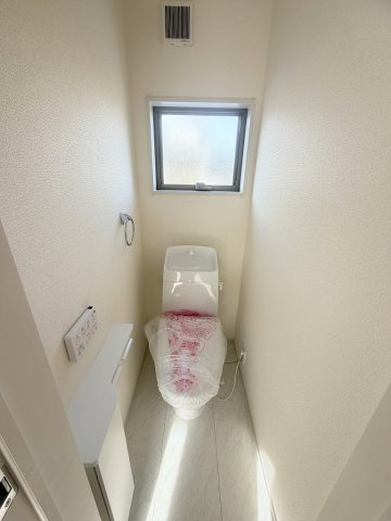 三郷市早稲田7丁目　新築戸建　全1棟のトイレ|2階のトイレです