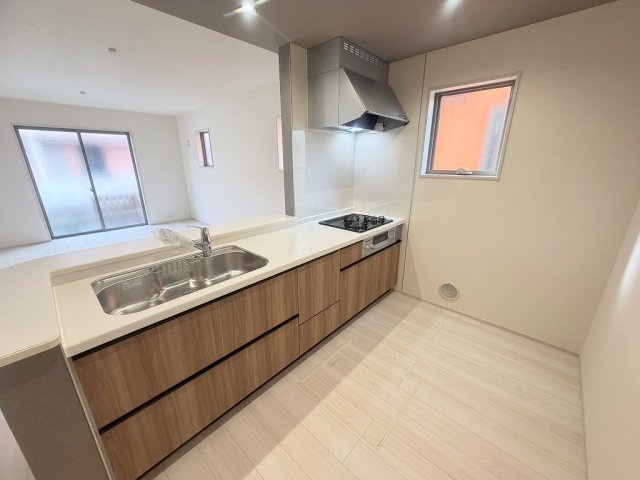 三郷市早稲田7丁目　新築戸建　全1棟のキッチン|お料理をしながら会話も楽しめる対面システムキッチンです