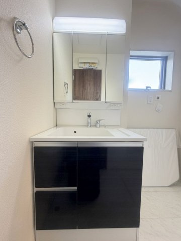 三郷市早稲田7丁目　新築戸建　全1棟の独立洗面台|三面鏡付きシャワードレッサーで朝の準備も快適