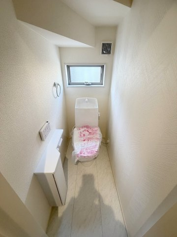 三郷市早稲田7丁目　新築戸建　全1棟のトイレ|1階のトイレです。快適な温水洗浄便座付♪