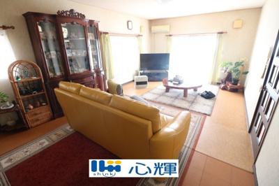 【居間・リビング】 | 大字上宇部342（平屋＋2階建、2軒）218坪 | 2階建・リビングルーム