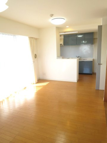 ラシュレ久米川ステーションサイドの居間・リビング