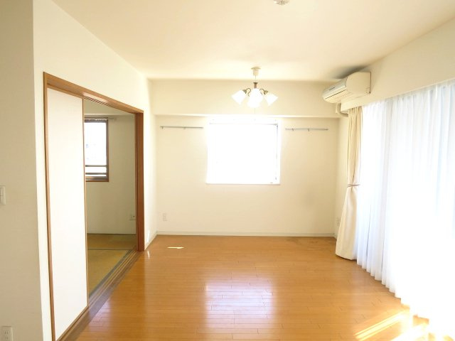 ラシュレ久米川ステーションサイドの居間・リビング