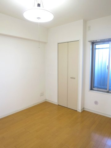 ラシュレ久米川ステーションサイドの洋室