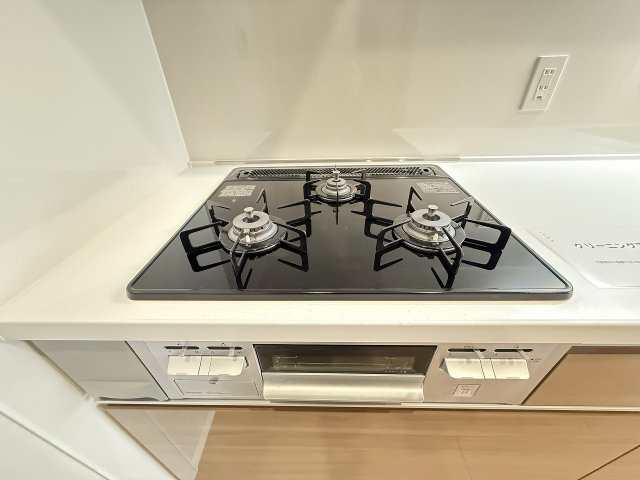 コートプラザ八王子のキッチン|～３口コンロと広い調理台でお料理が捗ります～