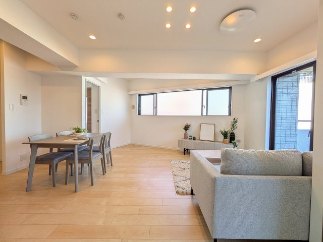 コートプラザ八王子の居間・リビング|～13.6帖の明るいLDKで、家族団欒の時間をお過ごしいただけます～