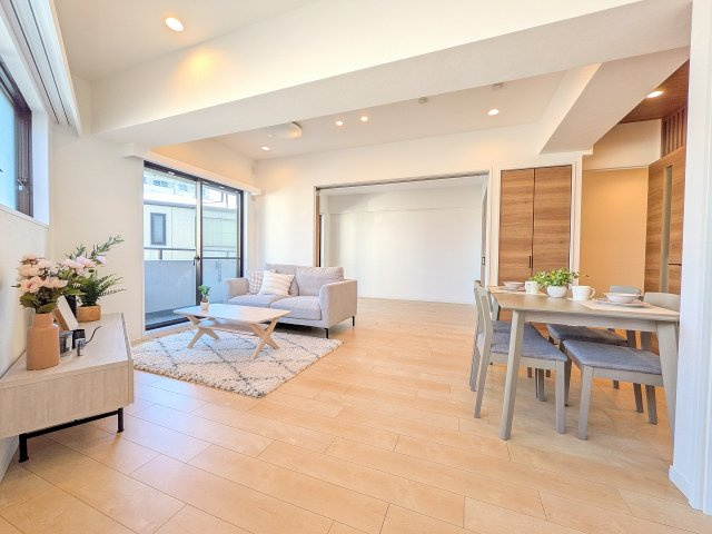 コートプラザ八王子の居間・リビング|～13.6帖の明るいLDKで、家族団欒の時間をお過ごしいただけます～